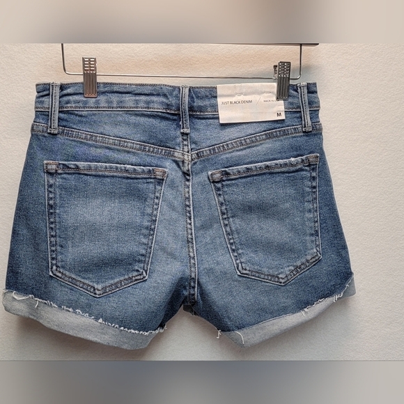 JUST BLACK DENIM Size Medium women's blue denim unfinished hem cuffed shorts - Picture 6 of 13